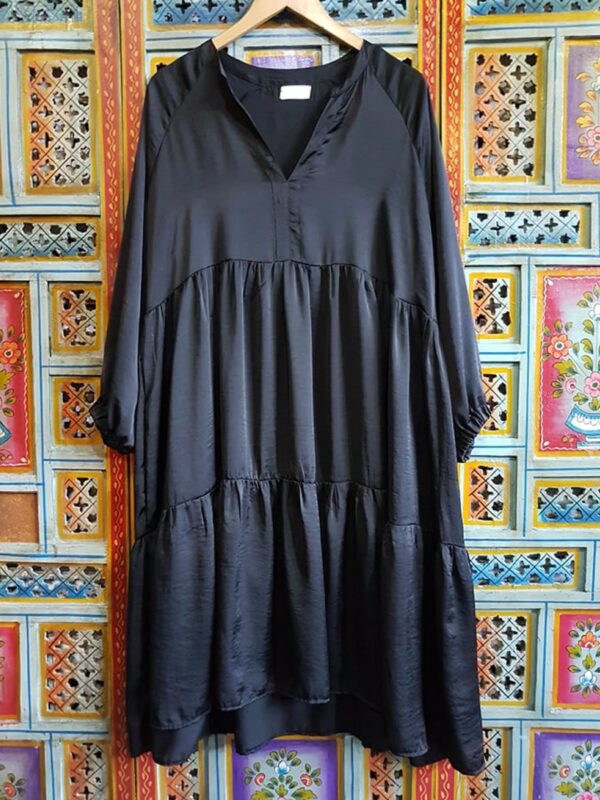 Vestido Benu de ROSARITO, confeccionado en seda negra con voladones, mangas abuchonadas, fit free size.
