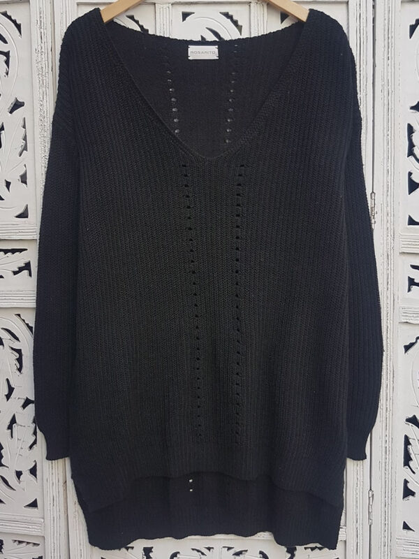 Sweater negro de fit maxi presentado en percha