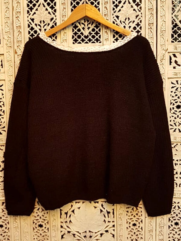 Sweater colgado en percha con detalles en cuello