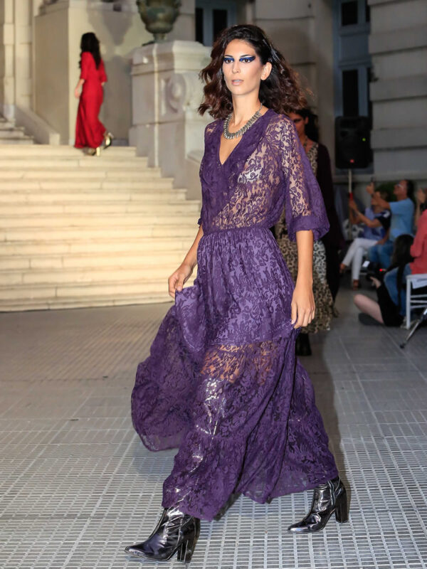 Modelo desfioancon vestido de encaje color uva