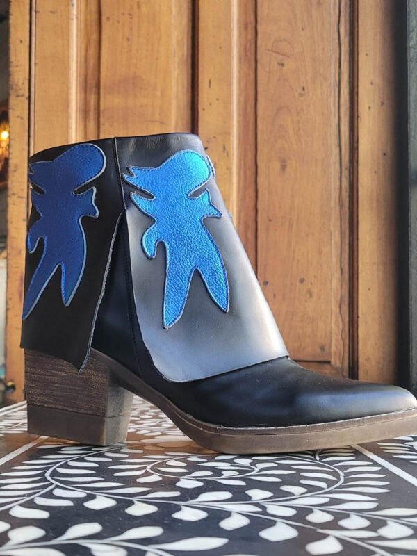 bota negra con detalle de cuero azul en cubre botas.