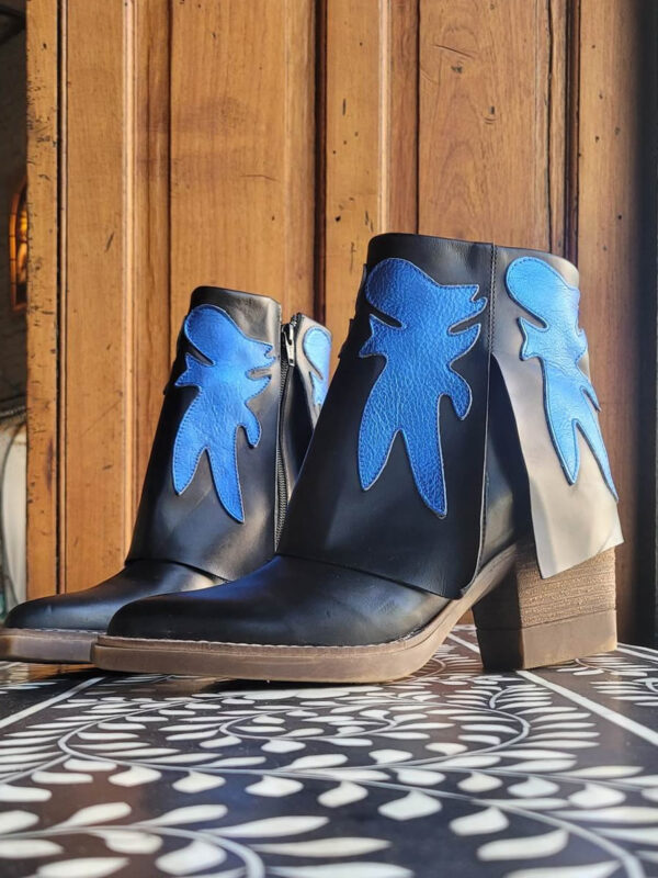 botas fit tejanas negras con detalle de cuero azul en cubre botas.