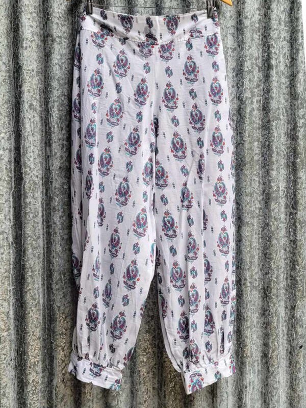 Pantlón de pijama cot presentado en percha